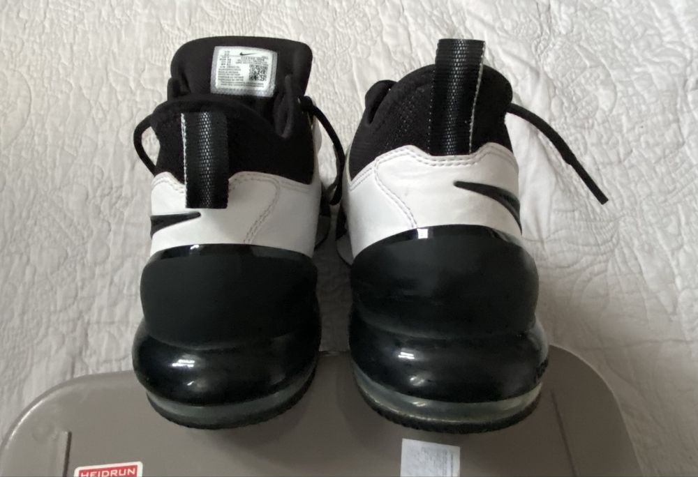 Кросовки nike в отличном состочнии.