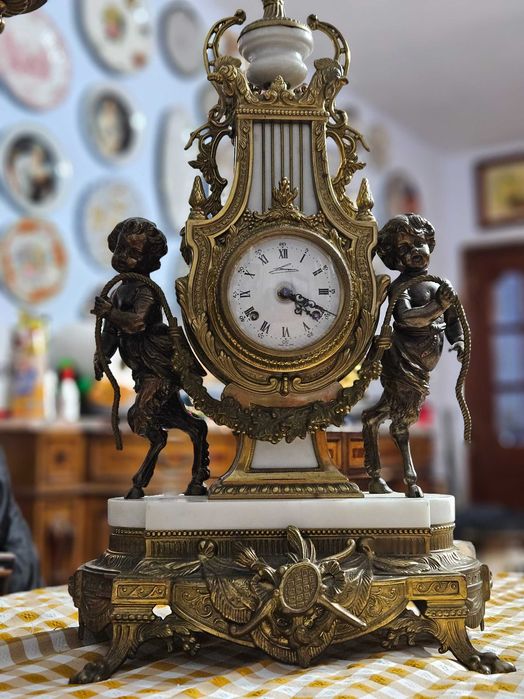 Relógio e castiçais suíços de latão e pedra