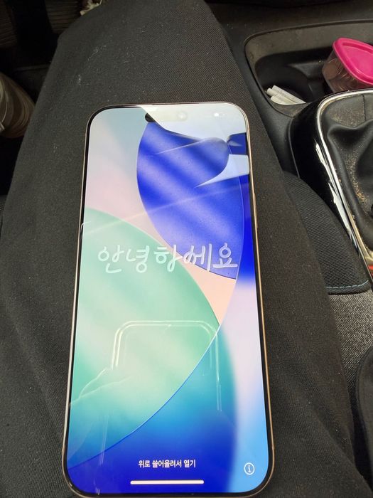 iPhone 16 Pro Max braço/bege