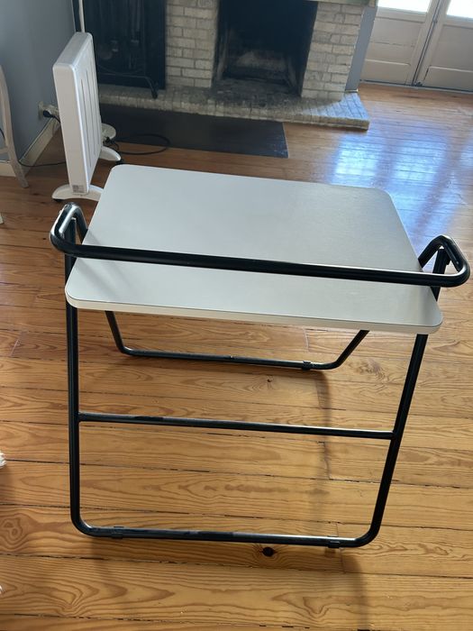 Mesa branca desdobrável