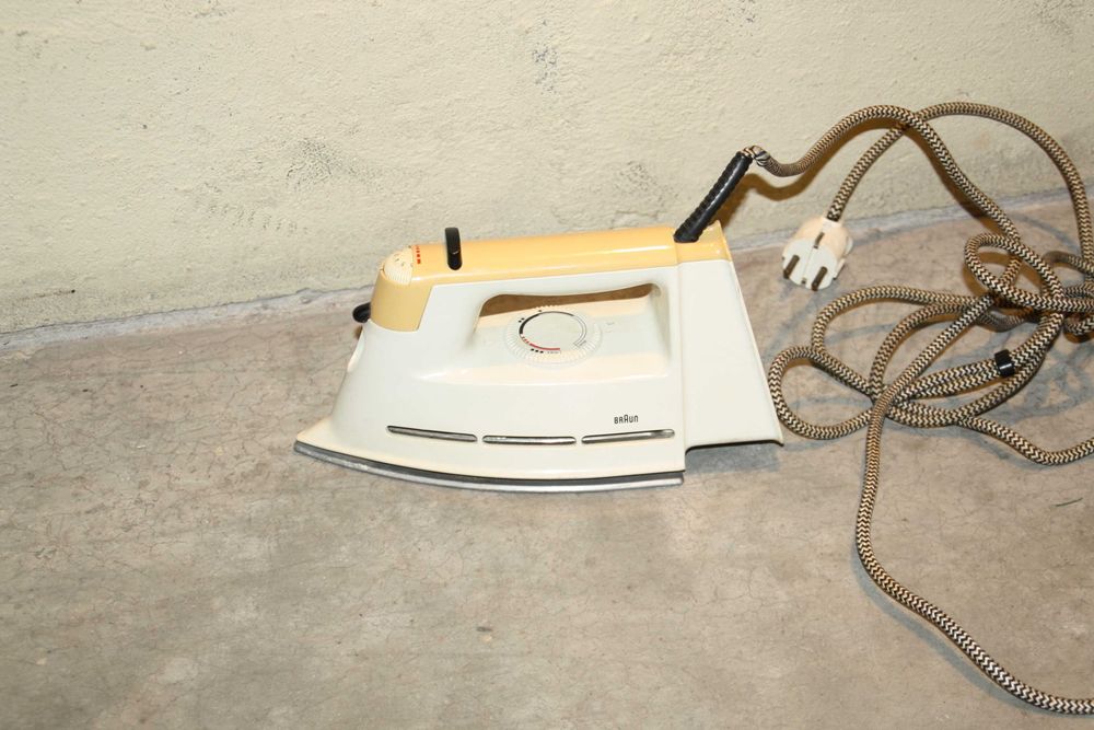 Eletrodomésticos em bom estado- Batedeira, Chaleira e Ferro de engomar