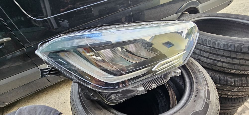 Farol vw taigo usado em bom estado.