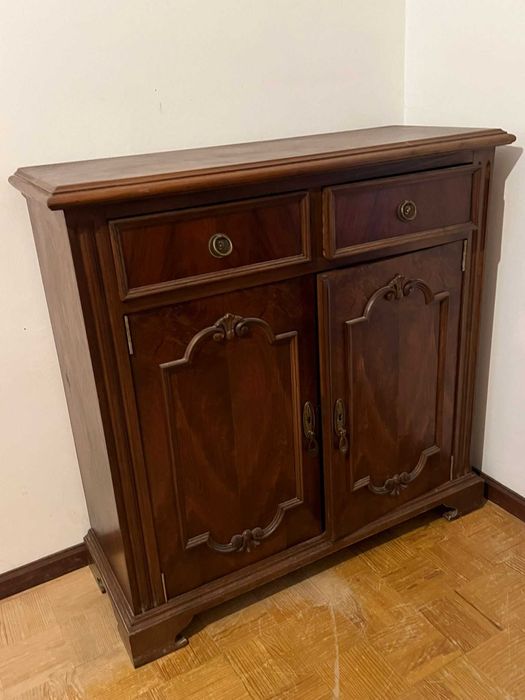 Móvel com duas gavetas de duas portas. Estilo Vintage