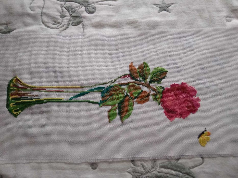 троянда у вазі вишивка