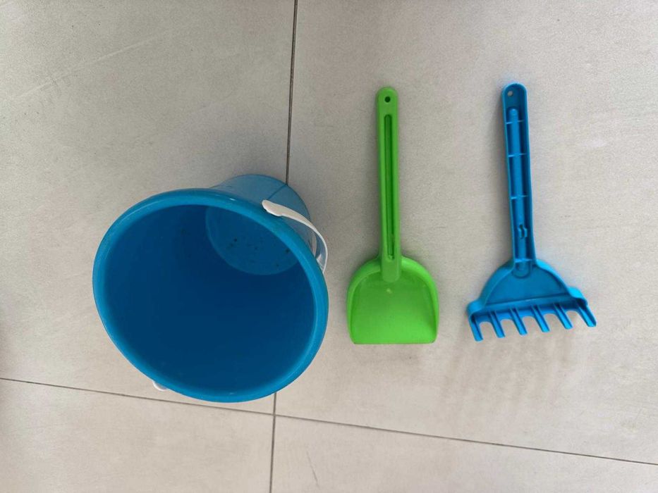 Balde, pá e ancinho de brincar para crianças e parque infantil.