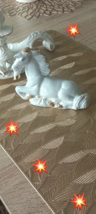 Jednorożec i świecznik, biała porcelana ze złotymi brzegami. Cena za 2