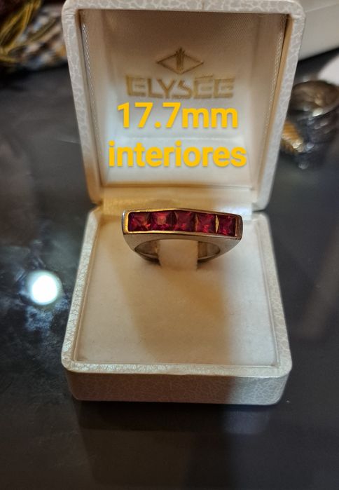 Aneis em prata contrastada.