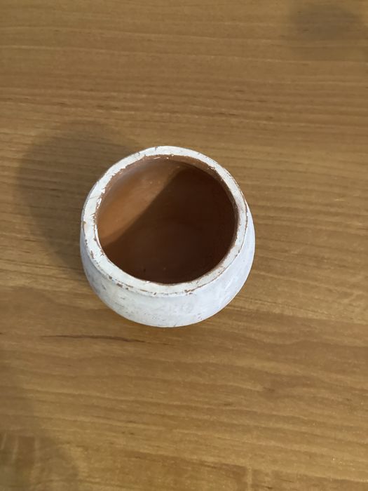 Biały organizer gliniany