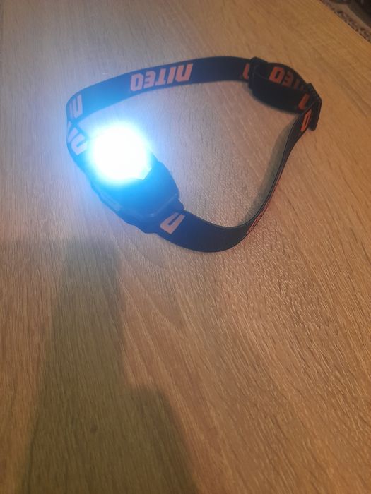 Latarka czołowa z czujka ruchu