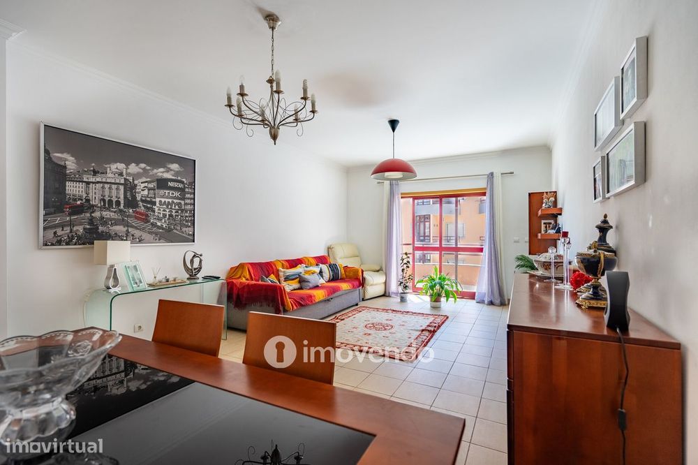 Apartamento T3 com áreas amplas, varandas e arrecadação, em Alverca