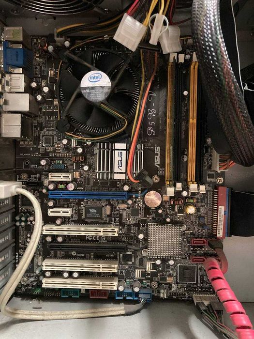 Дуже старий ретро комп'ютер з WINDOWS 98.