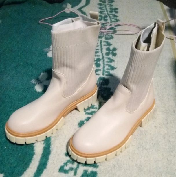 Botas novas nunca usadas tenho dois pares  n39 e número  40