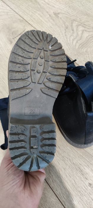 dziewczynki rozmiar 29 jesień wiosna połysksk granat
Piękny kolor, sz