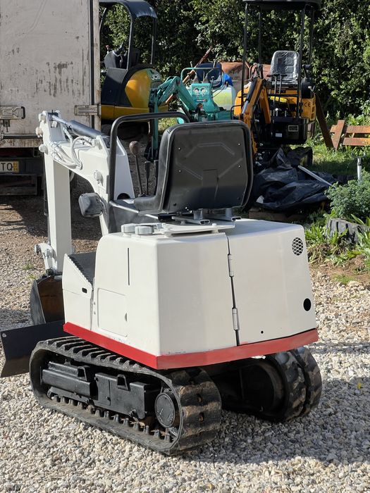 Mini Giratória Nissan N080 (70cm) 800KG LINHA DE MARTELO