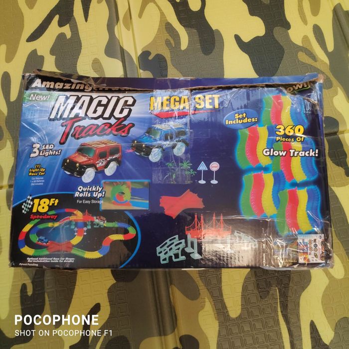 Волшебная трасса с двумя гоночными машинками.