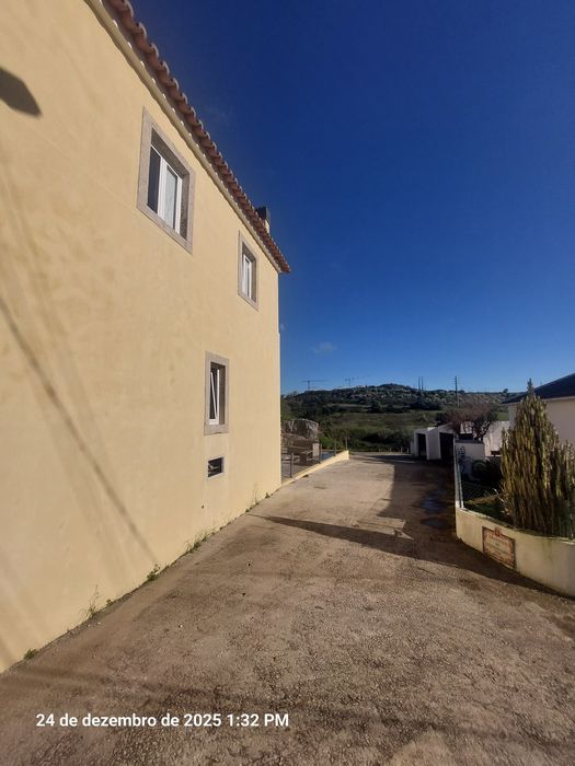 Alugo quarto/suite espaçoso, casa de banho privada Rio de Mouro 450€