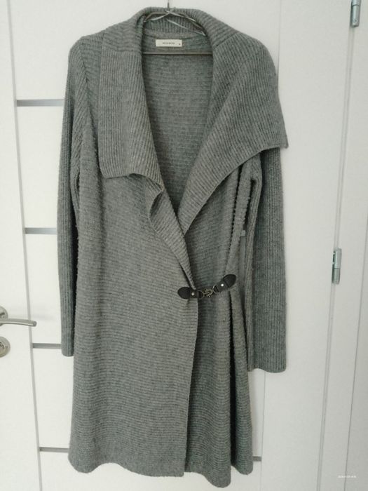 Długi kardigan sweter z zapięciem Reserved