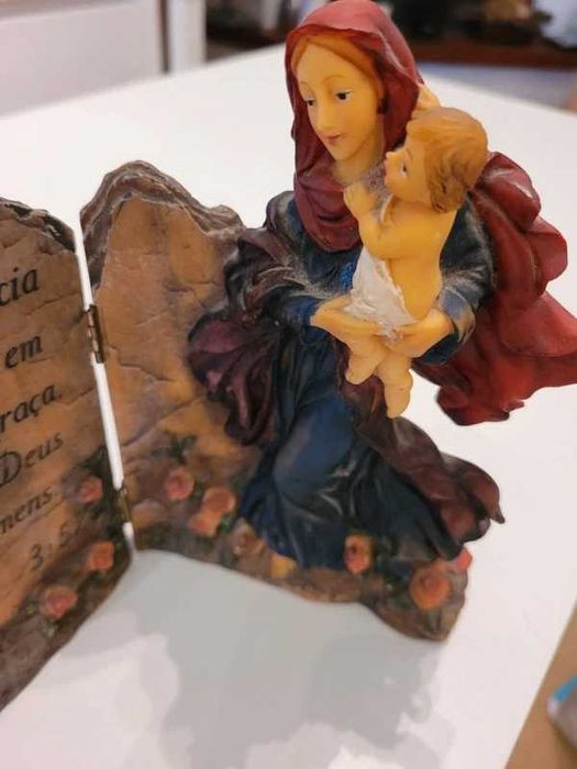 Estátua Decorativa Religiosa – Maria e Jesus + Versículo Lucas 3:52