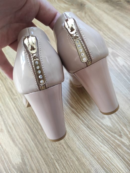 Туфлі лакові жіночі