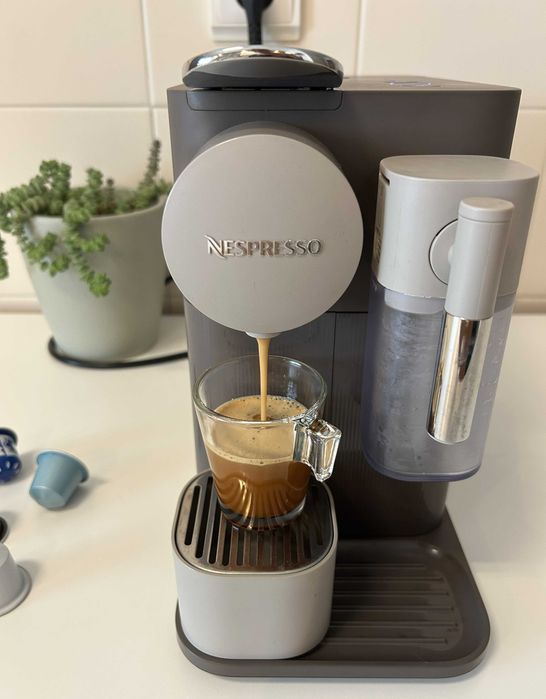 Máquina Café NESPRESSO Delonghi Lattissima ONE