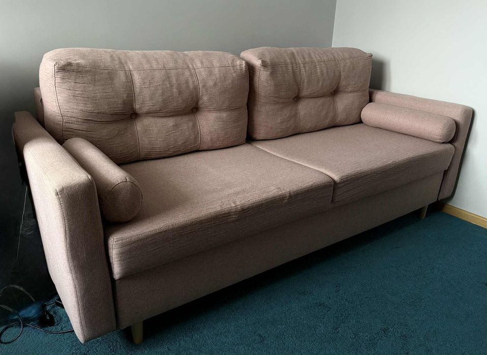 Sofa pudrowy róż z funkcją spania
