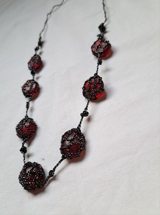 Naszyjnik handmade z kamieniami w kolorze burgundu