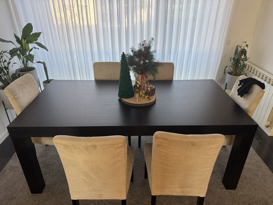 Mesa de jantar preta com 6 cadeiras bege