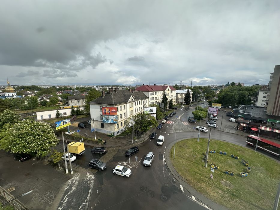 Продам в центрі 2 км квартиру вул. Вовчинецька