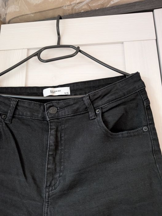 Czarne jeansy Reserved