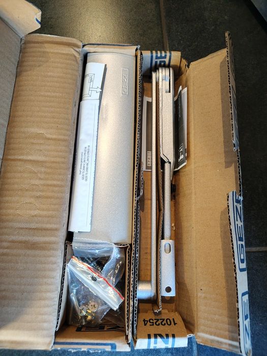 Samozamykacz GEZE TS 2000 V + Ramię | Srebrny | NOWY Komplet