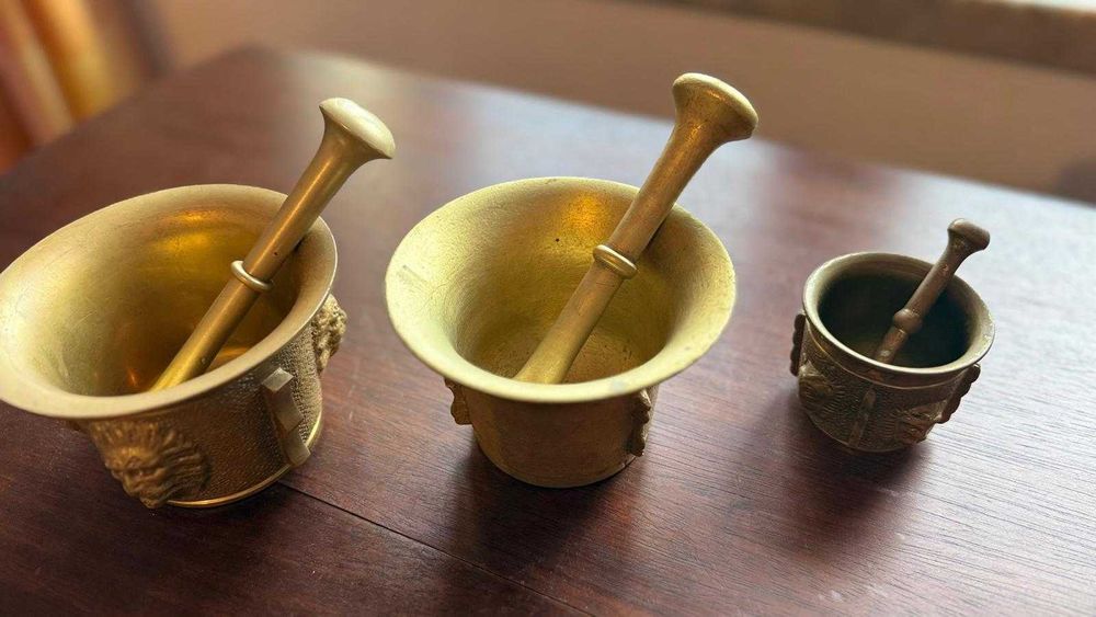 3 Almofarizes latão com pilão - máscaras e leões em relevo - conjunto de 3 tamanhos