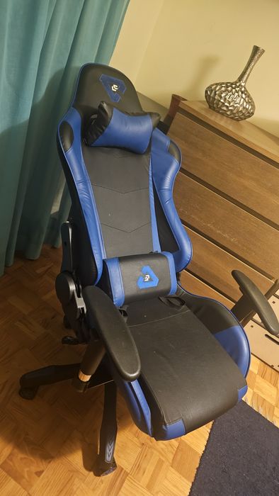 Cadeira azul e preta gamer