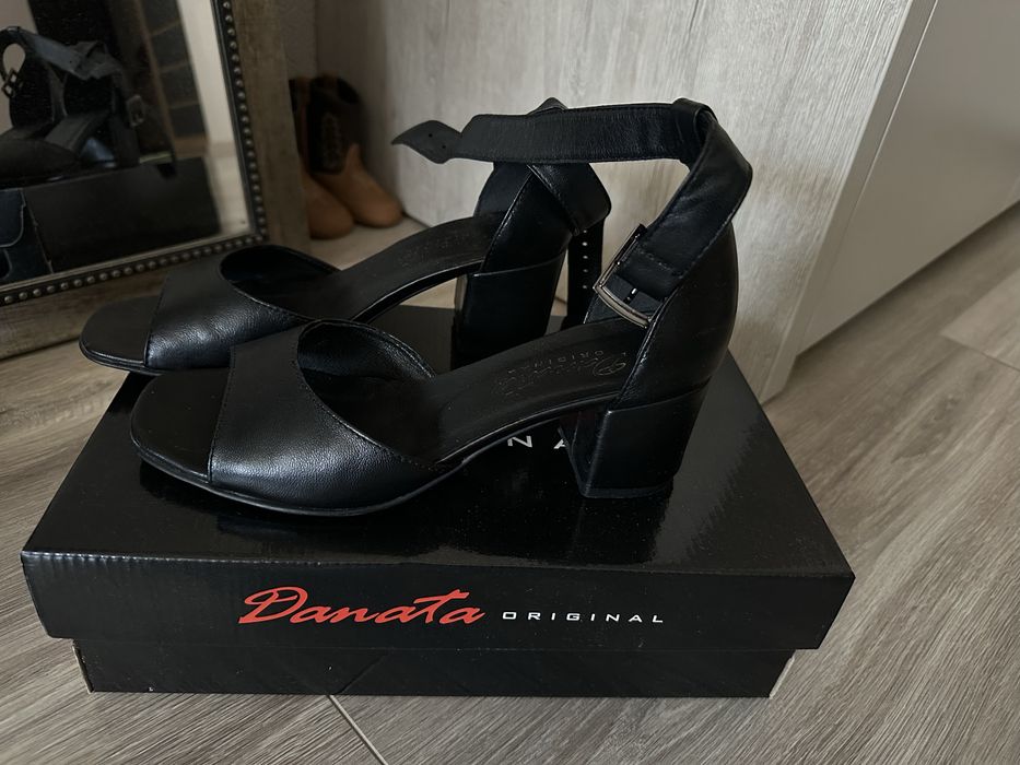 Шкіряні босоніжки 36 р