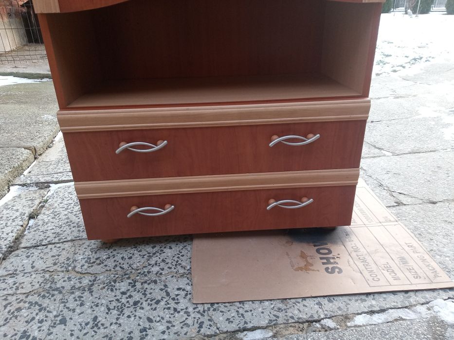 Witryna z półkami i szufladami