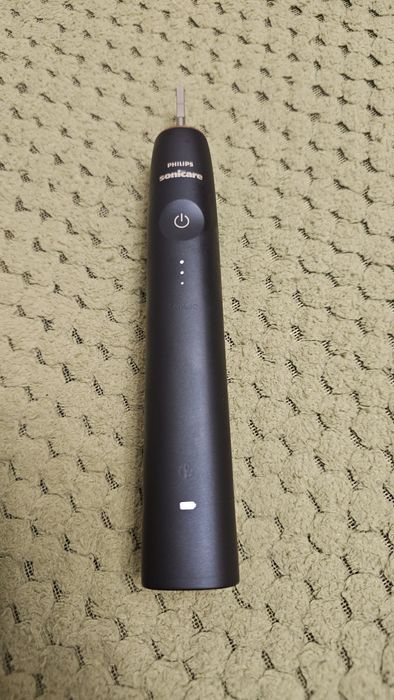 Philips Sonicare DiamondClean Prestige 9900 преміум

щітка як нова