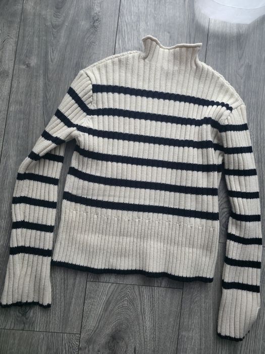 Sweter w paski, z rozcięciami na rękawach i stójką