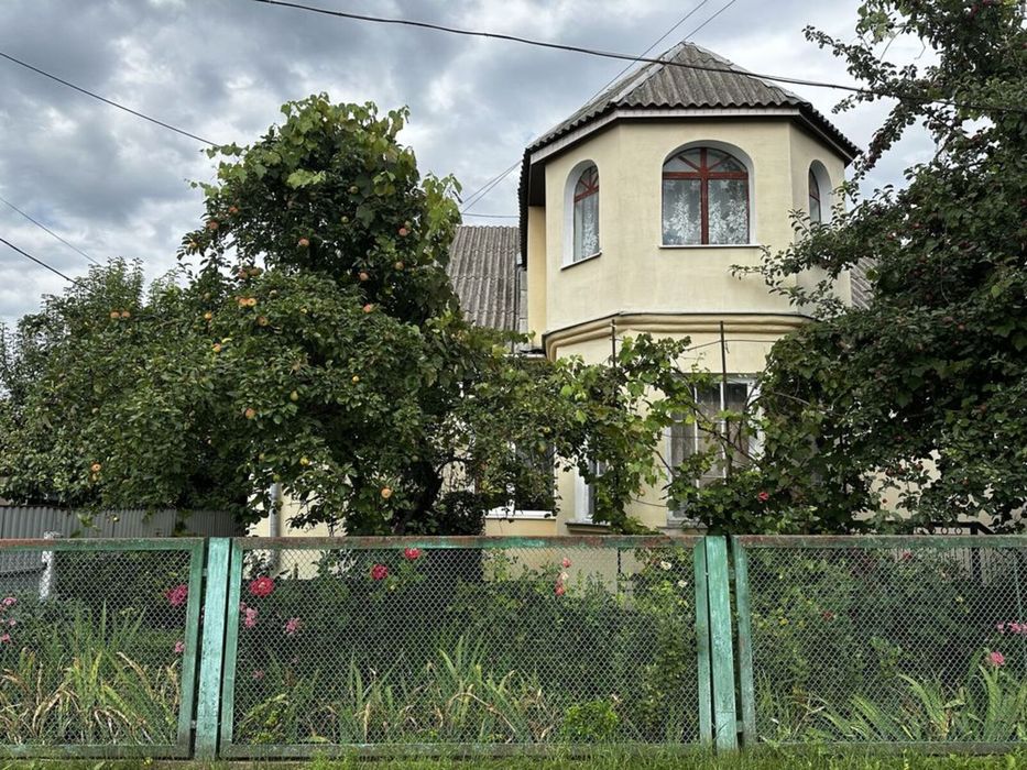 Просторий будинок у хорошому житловому стані, є багато господарських прибудов 43656