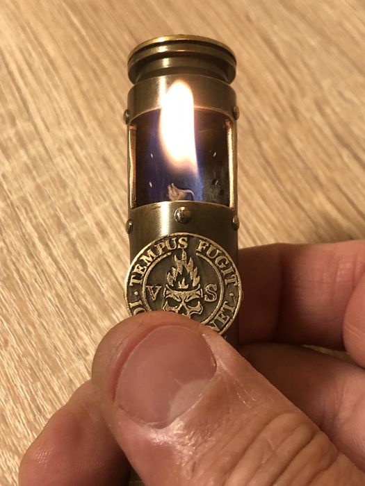 Продам бензинову запальничку .