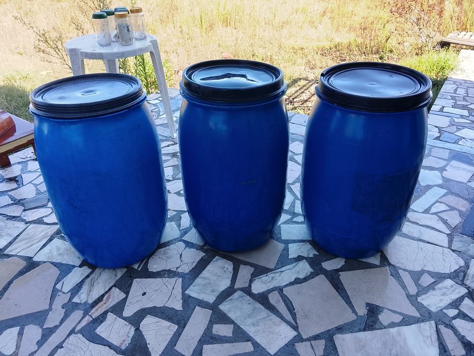 à venda: 3 bidões em plástico com as tampas, dois de 220 litros e um de 200 litros.