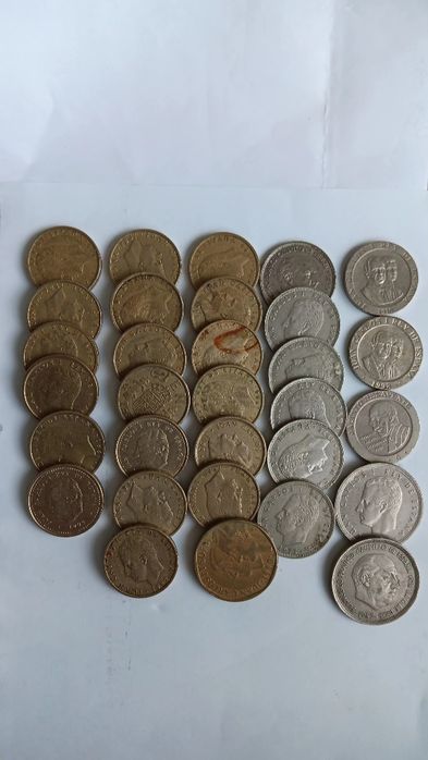 31 moedas de pesetas diversas.