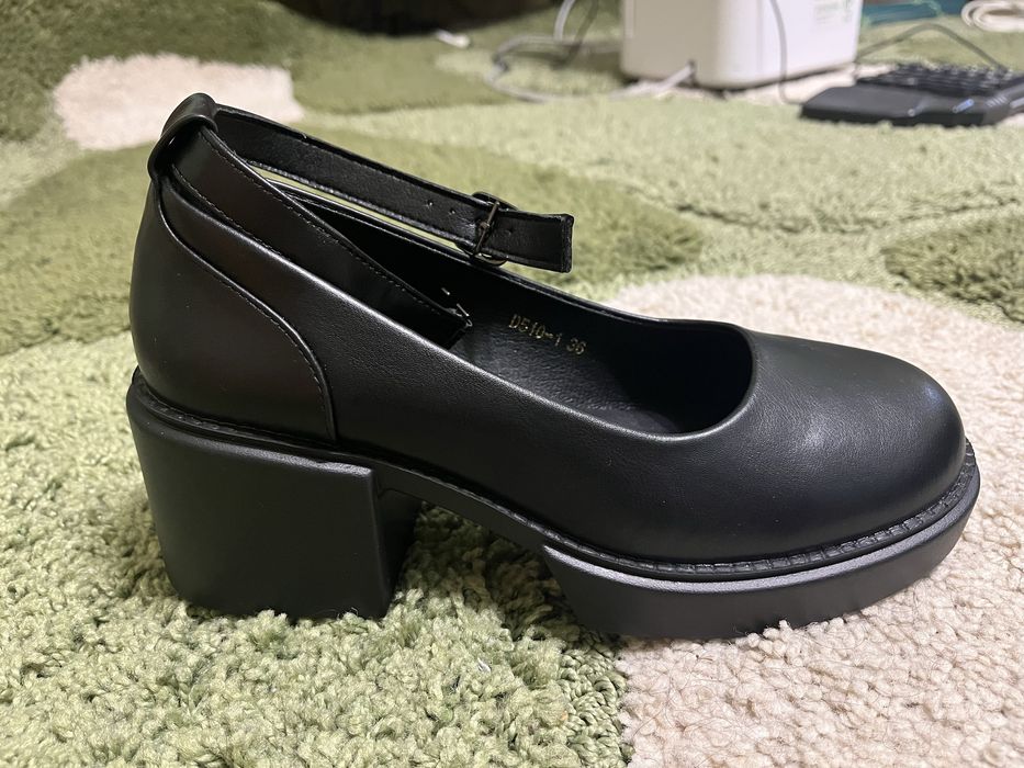 Чорні туфлі на підборах