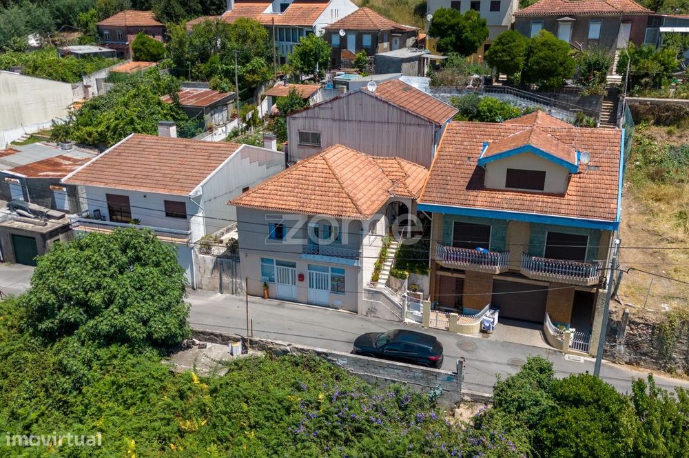 Moradia com 2 pisos: habitação e loja - Foz do Sousa, Gondomar