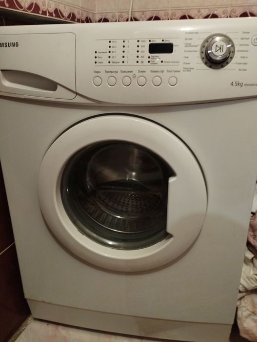 Продам пральну машинку Samsung ,протікає знизу,але можна поремонтуват