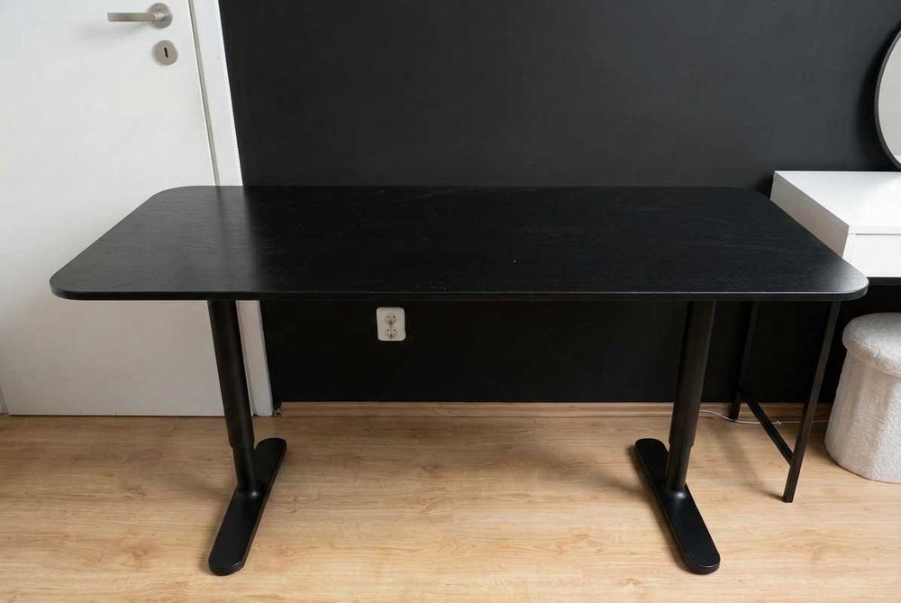Biurko IKEA BEKANT 140x60 cm – czarne, regulowana wysokość
