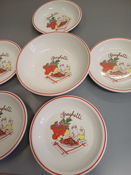 Duża miseczka z 5 -cioma talerzami spagetti