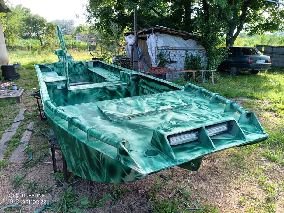 Човен болотохід ПНД ПЄ 100 8мм з мотором