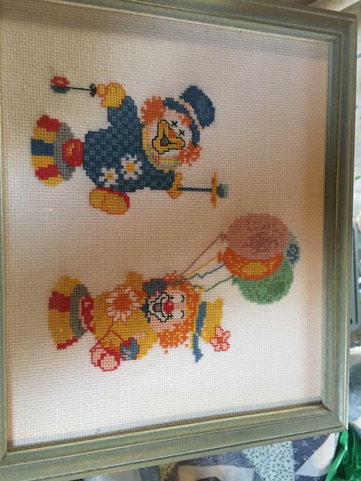 Vários quadro em ponto cruz e tinta acrílica