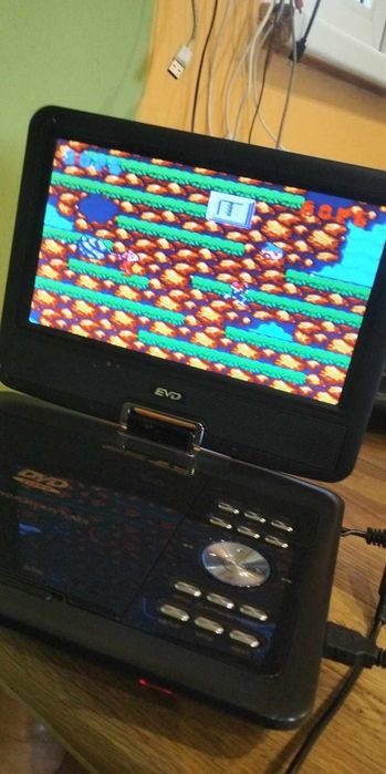 Gra retro CONTRA i 300 innych na przenośnym Dvd
