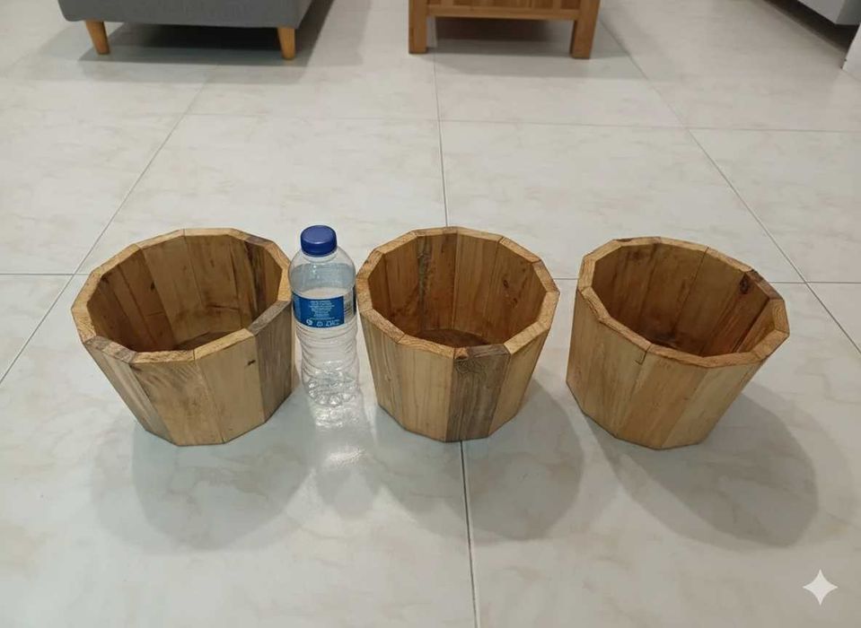 3 Vasos em madeira envernizada