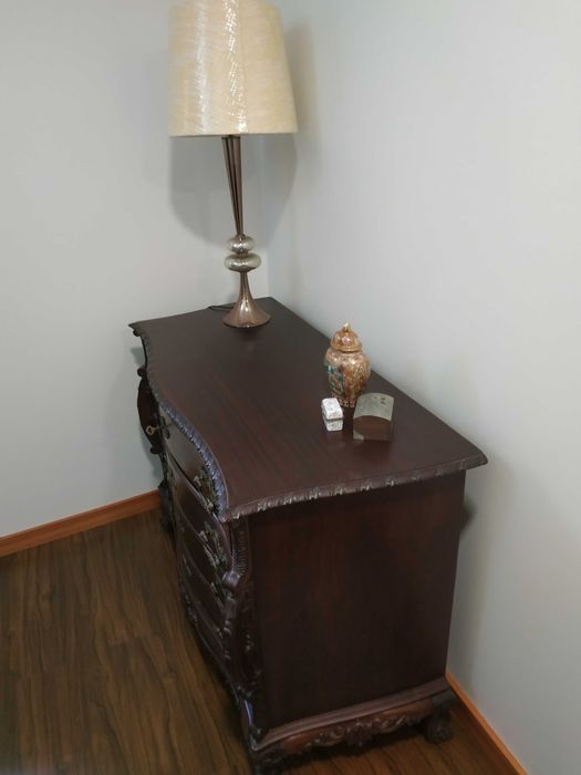 Cómoda antiga em ótimo estado, muito bonita.